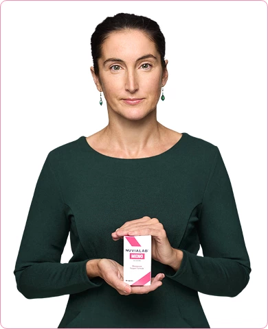 Donna con in mano NuviaLab Meno
