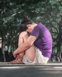 Ragazza con dolore alle gambe per Vene varicose