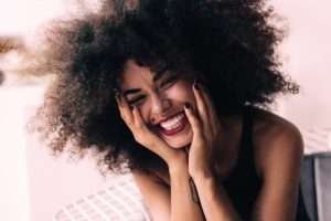 Ragazza sorridente con capelli ricci