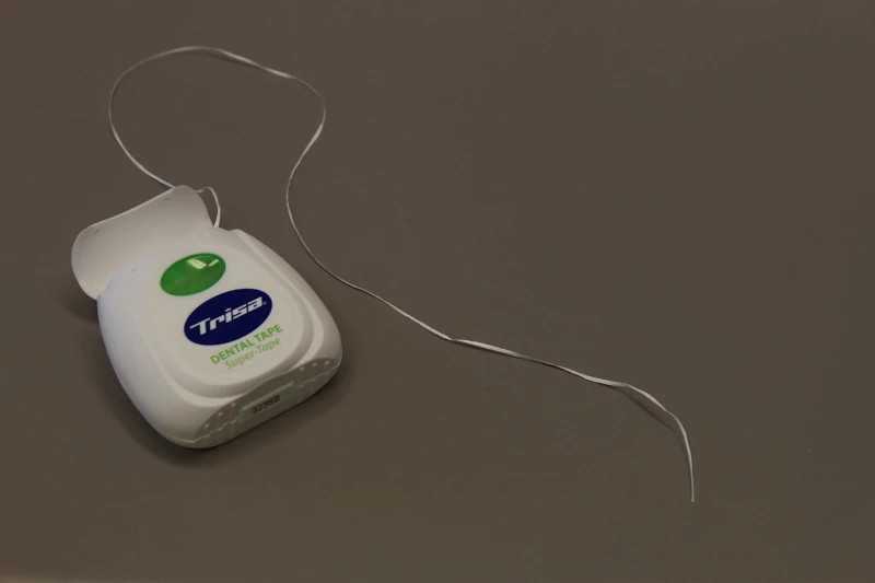 come lavare i denti col filo interdentale