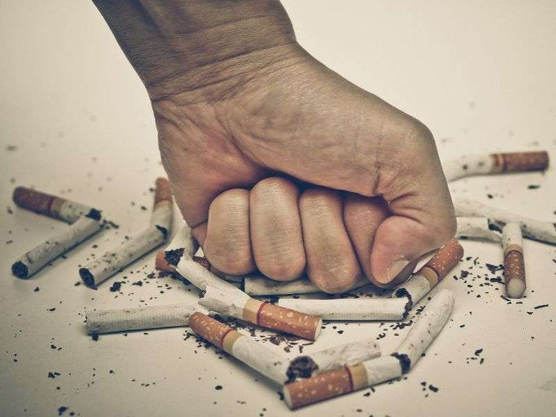 10 motivi per smettere di fumare, un pugno alle sigarette