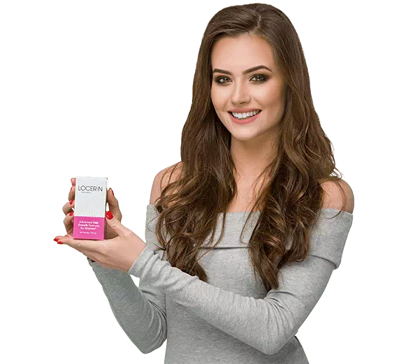 Ragazza con in mano Locerin, integratore per caduta capelli donna