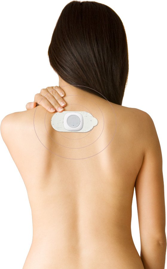 ragazza che utilizza il massaggiatore portatile per cervicale e muscoli, Pocket Massager