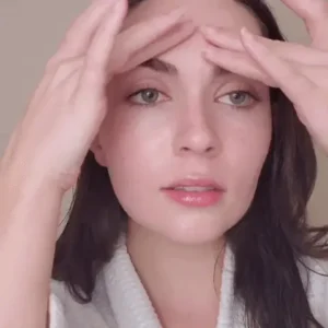 Ragazza che utilizza Regenya, la maschera viso anti age