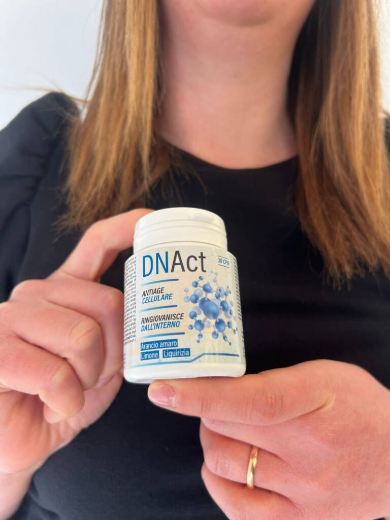 Ragazza con in mano DNAct, crema anti age attivatore del DNA